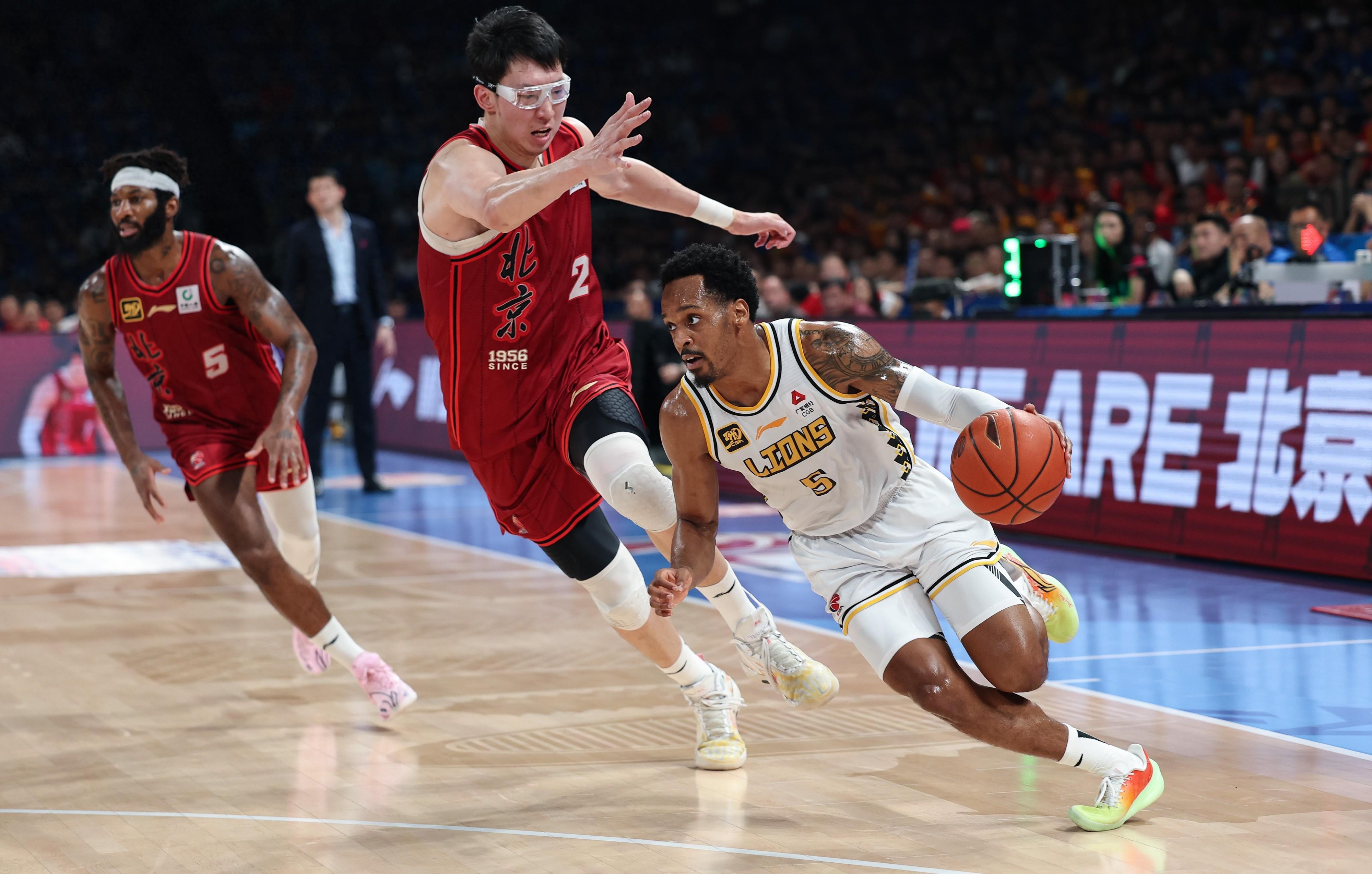 浙江队训练开放日，关键时刻扳平良机引欢呼，英超在即，资深球员宣示担当 -竞技宝体育网站